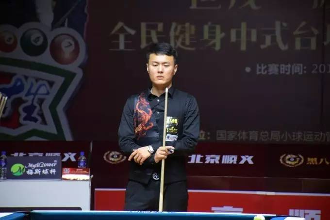 他正一步一